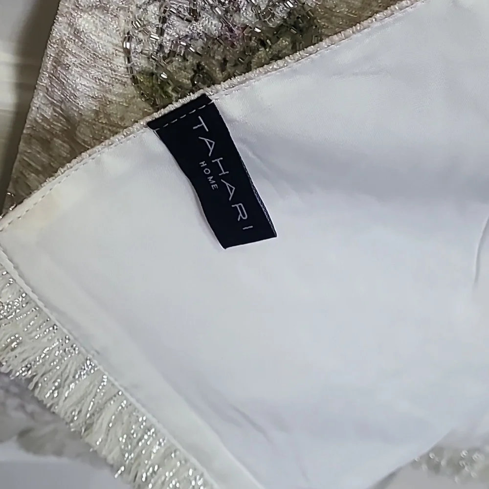 TAHARI TABLE RUNNER 16